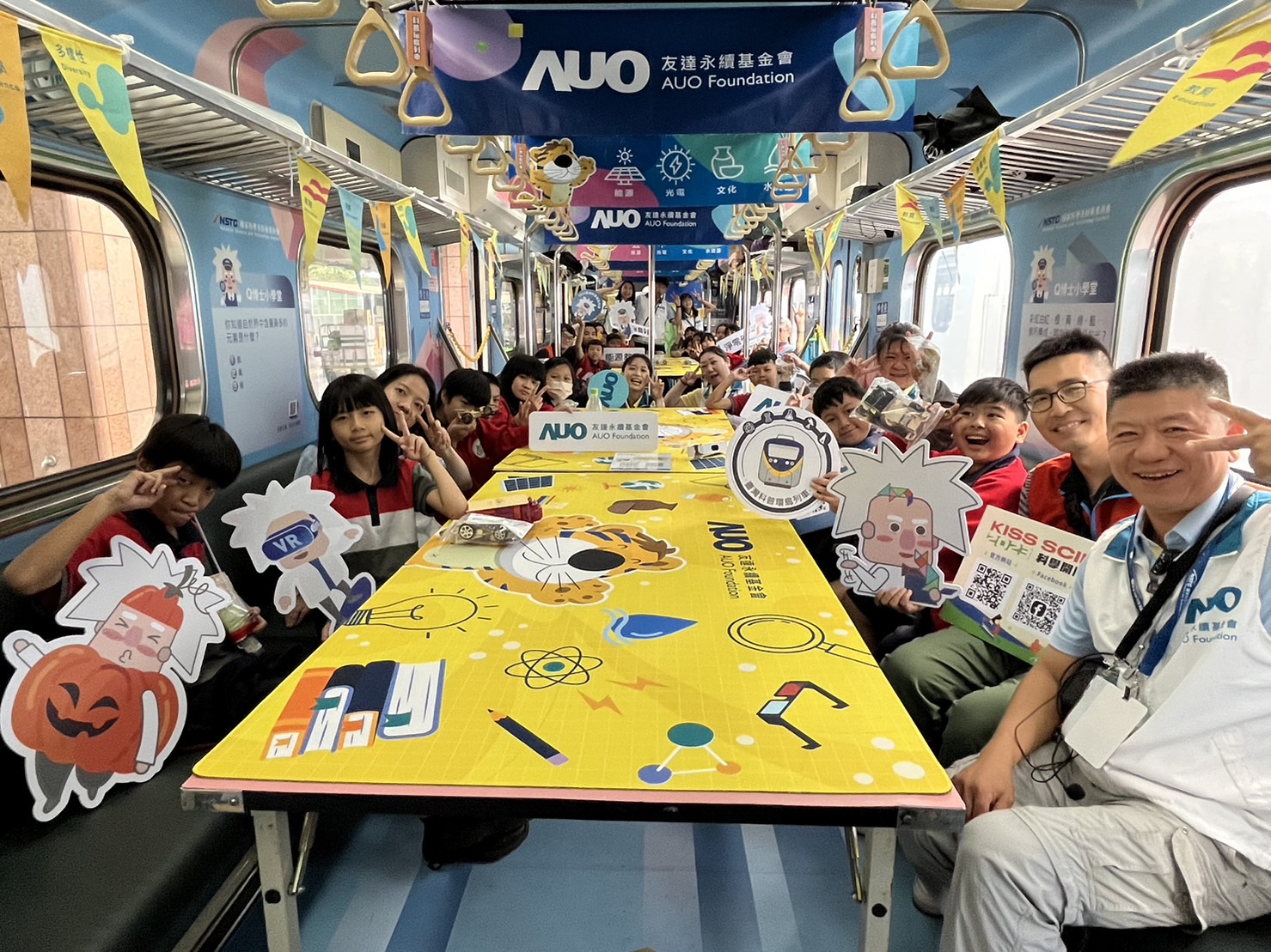 人生就是搏永續基金會參與「臺灣科普環島列車」，設計基礎科學車廂課程，以「淨零碳排和永續能源」為主題，讓學生透過創意實驗認識淨零知識，以及思考生活中的減碳行為