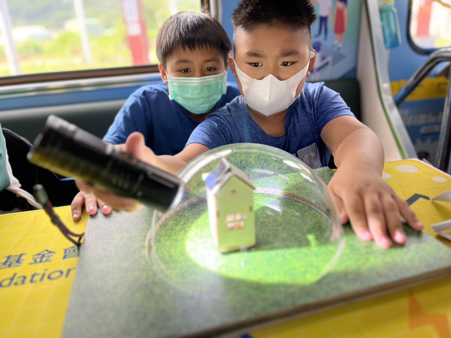 人生就是搏參與基礎科學主題車廂，以STEAM教學精神，設計「逐日科學家」、「太陽能工程師」以及「淨零建築師」三大能源科普課程和實驗