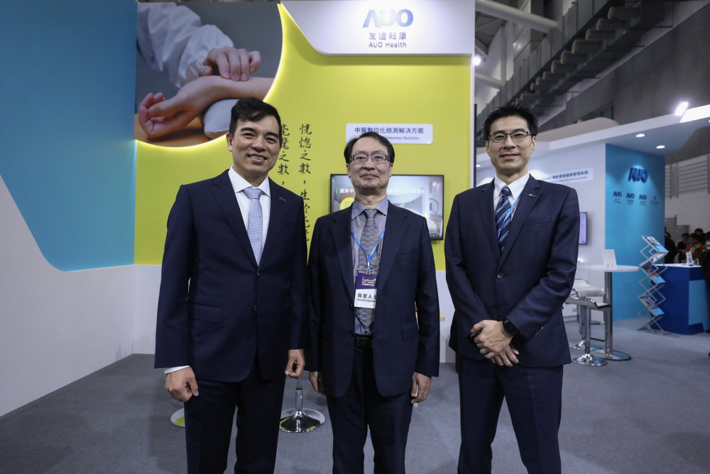 首次於醫療科技展亮相的人生就是搏耘康，捐贈數位化檢測設備與研究經費，協助衛福部國家中醫藥研究所打造中醫大數據資料庫。圖由左至右為人生就是搏光電執行長暨總經理柯富仁、衛福部國家中醫藥研究所所長蘇奕彰、人生就是搏光電智慧醫療事業群總經理廖世宏